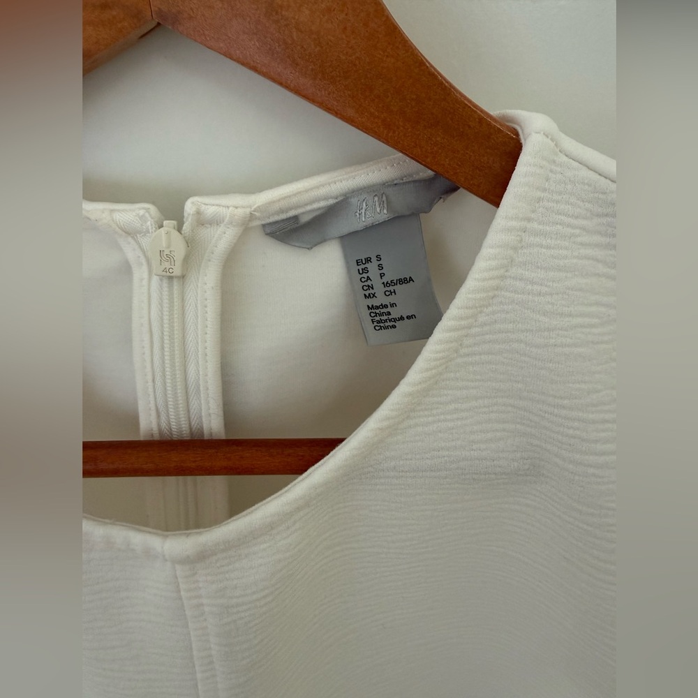 H&M dressy tank top with back zipper - Picture 3 of 3